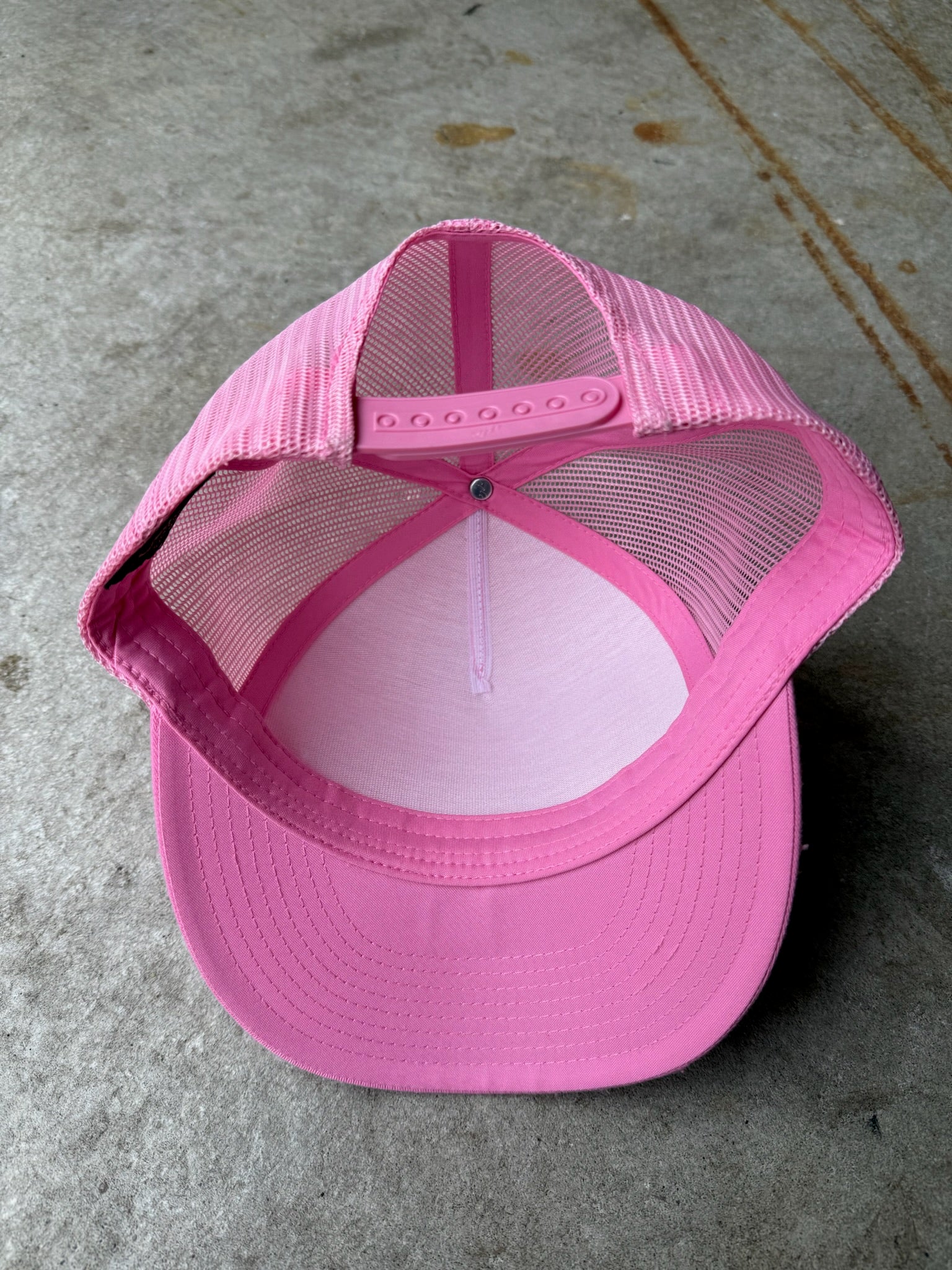 MUSKOKA DISTRESSED SOUVENIR TRUCKER [PINK]